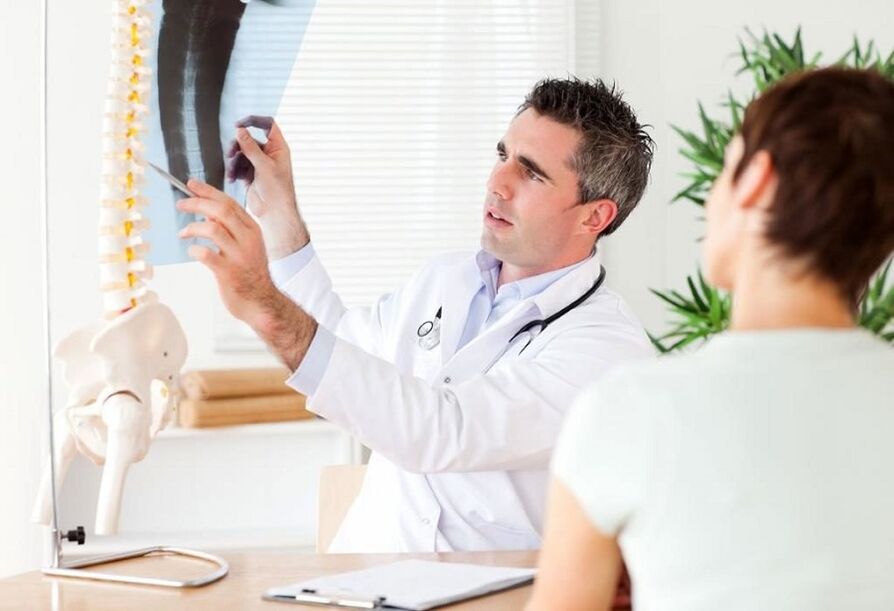 medicul examinează o radiografie pentru a diagnostica osteocondroza toracică